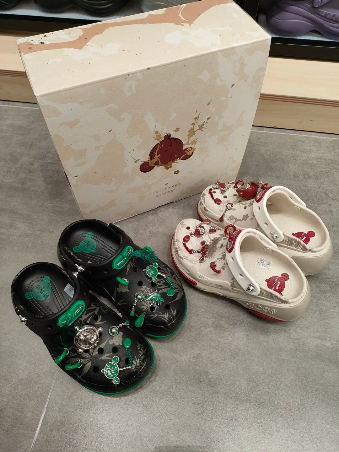 CROCS × SKULLPANDA Fashionable and Casual