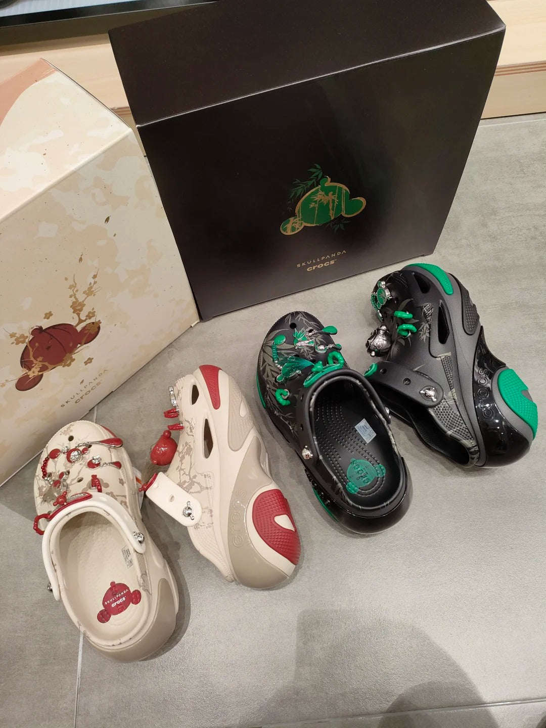 CROCS × SKULLPANDA Fashionable and Casual