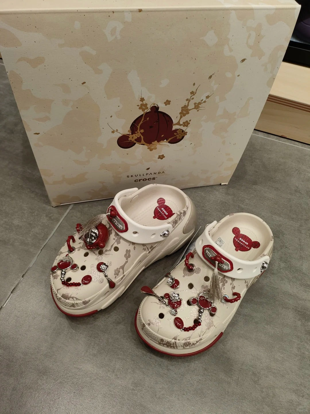 CROCS × SKULLPANDA Fashionable and Casual