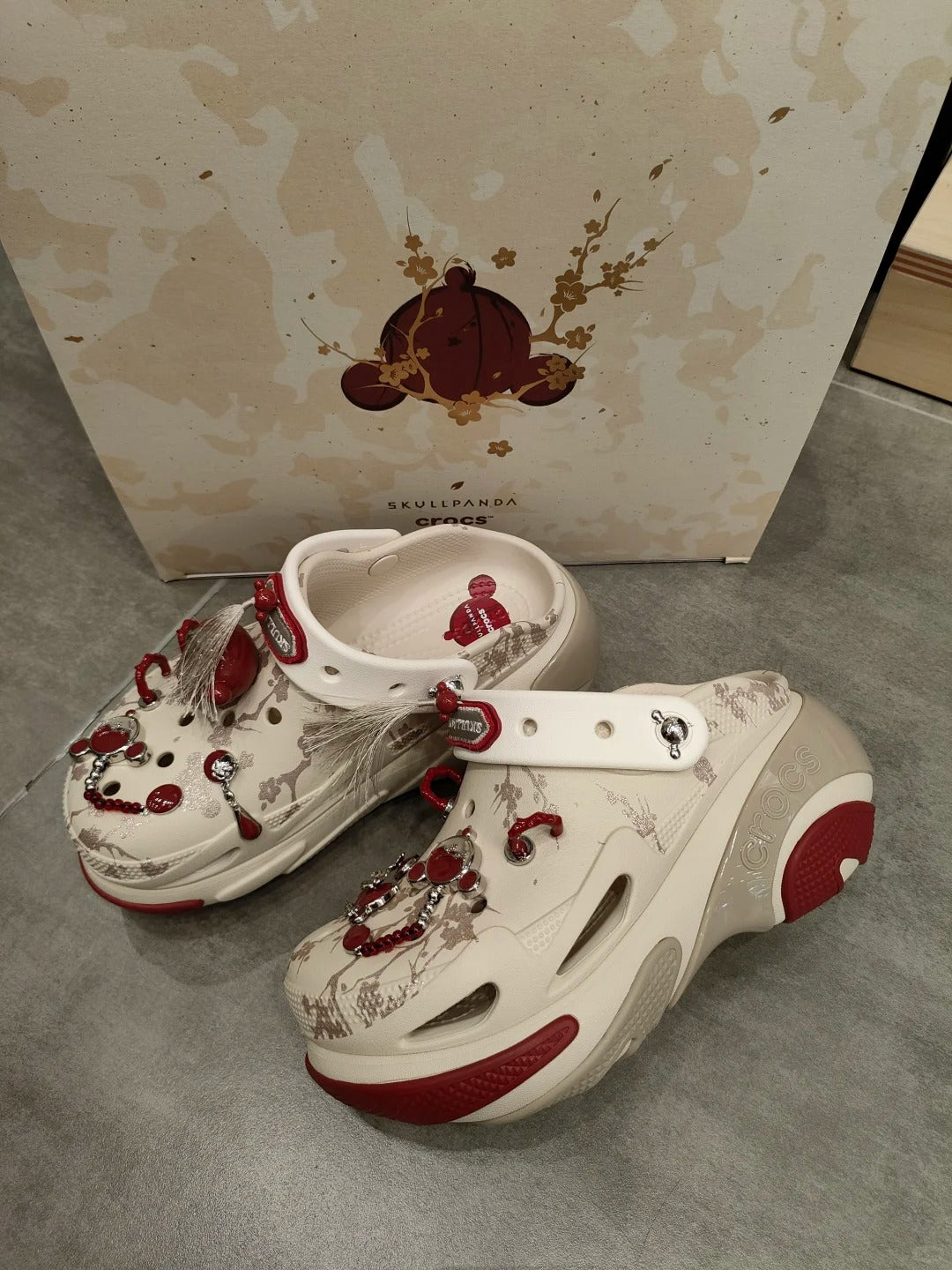 CROCS × SKULLPANDA Fashionable and Casual