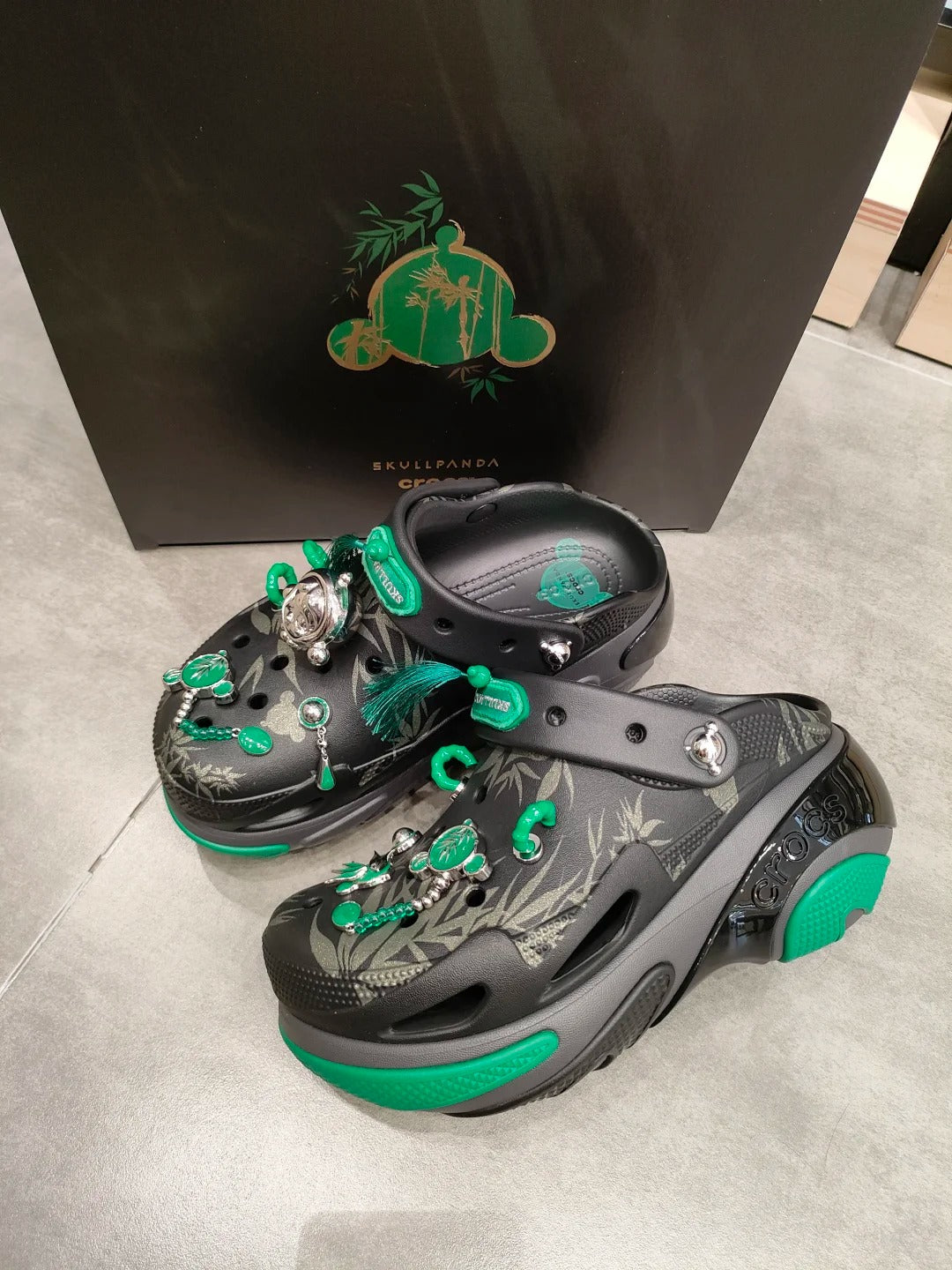 CROCS × SKULLPANDA Fashionable and Casual